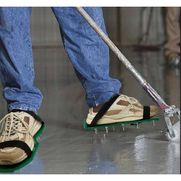 Semelles cloutées pour le ragréage et la réalisation de sols époxy.