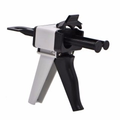 Pistolet applicateur pour colle époxy SealTech Marine.