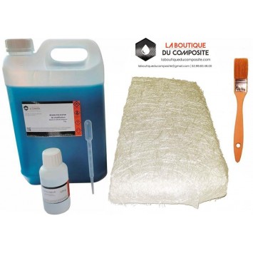 5kg de résine polyester iso. + 6,5m² de mat de verre, 1 pinceau et une pipette de dosage.